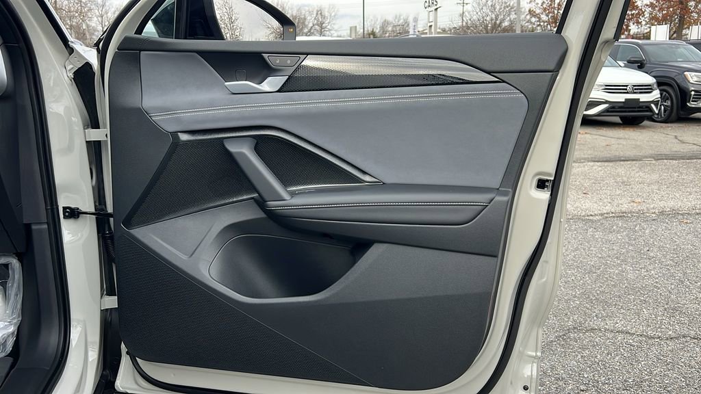 New 2026 Volkswagen Tiguan SE R-Line image 9