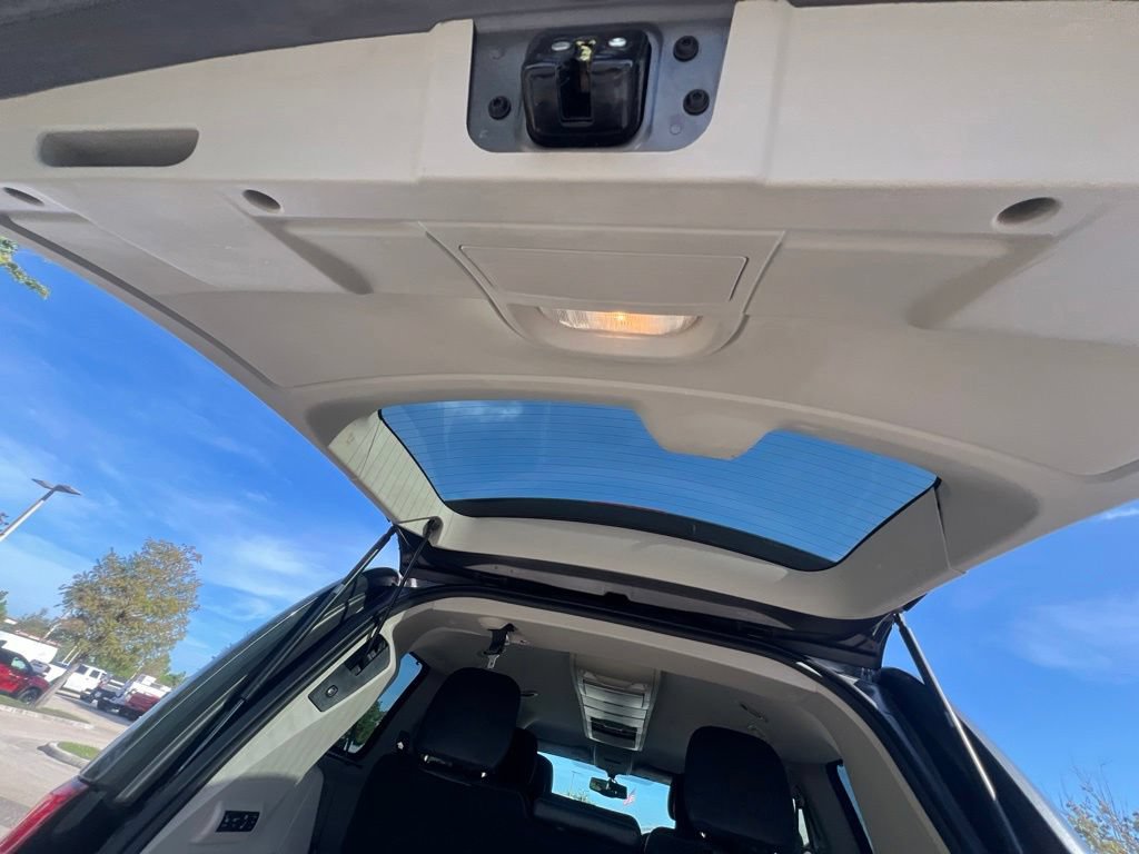 Used 2014 Chrysler Town & Country Touring-L FWD image 21