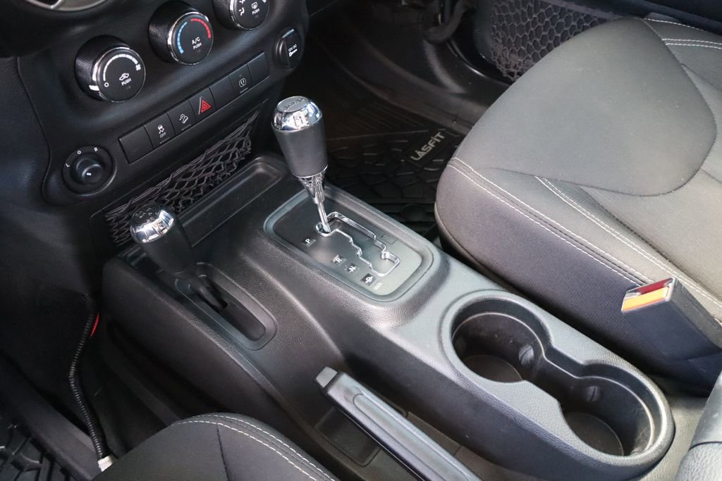 Used 2018 Jeep Wrangler Unlimited Sahara AWD/4WD image 23