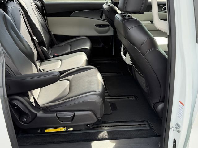 Used 2024 Kia Carnival LX image 25