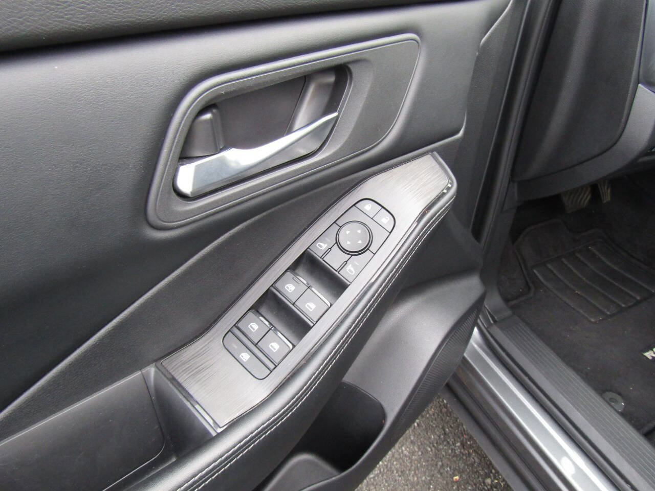 Used 2025 Nissan Rogue SV image 22