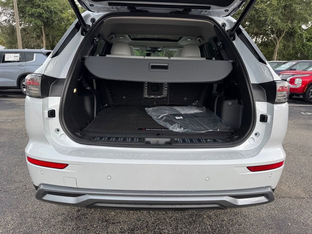 New 2025 Mitsubishi Outlander SE image 13