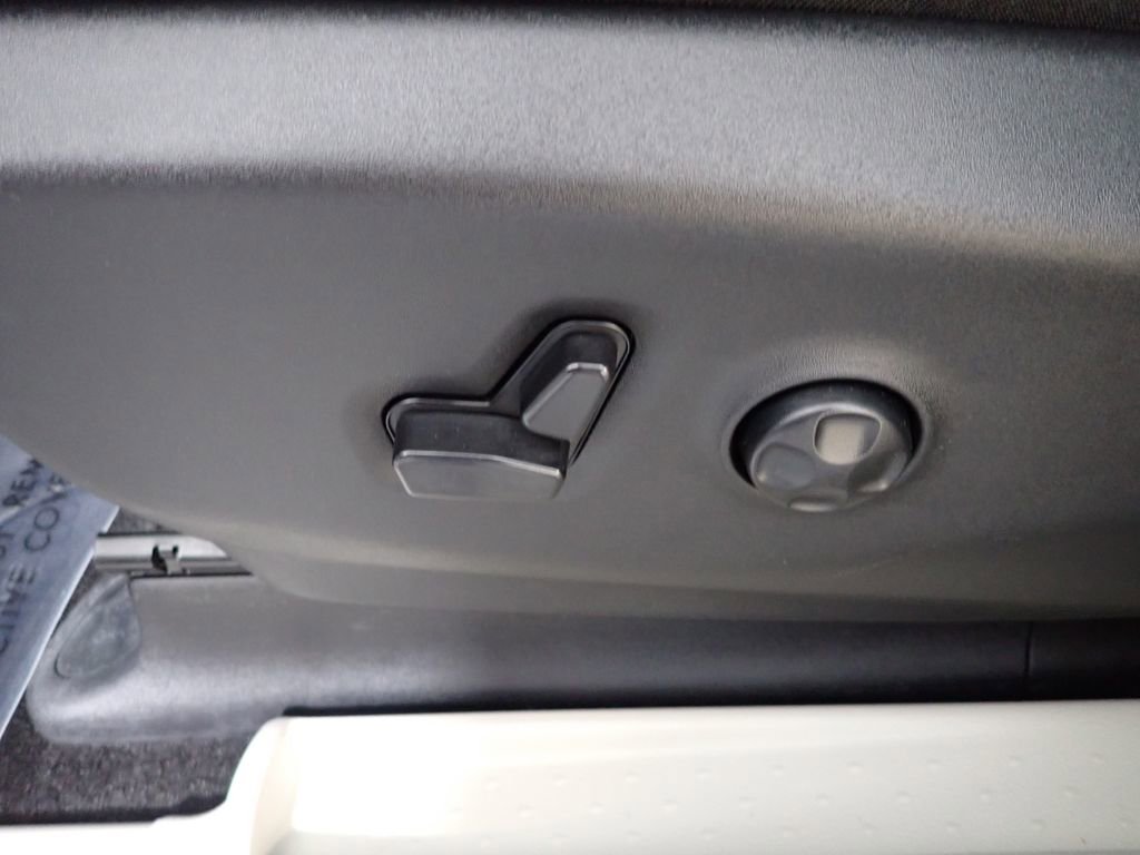 Used 2023 Chrysler Pacifica Touring-L FWD image 26