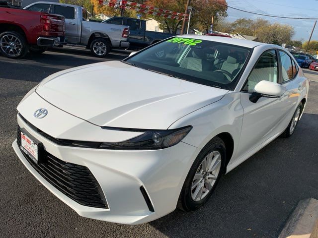 Used 2025 Toyota Camry LE image 3