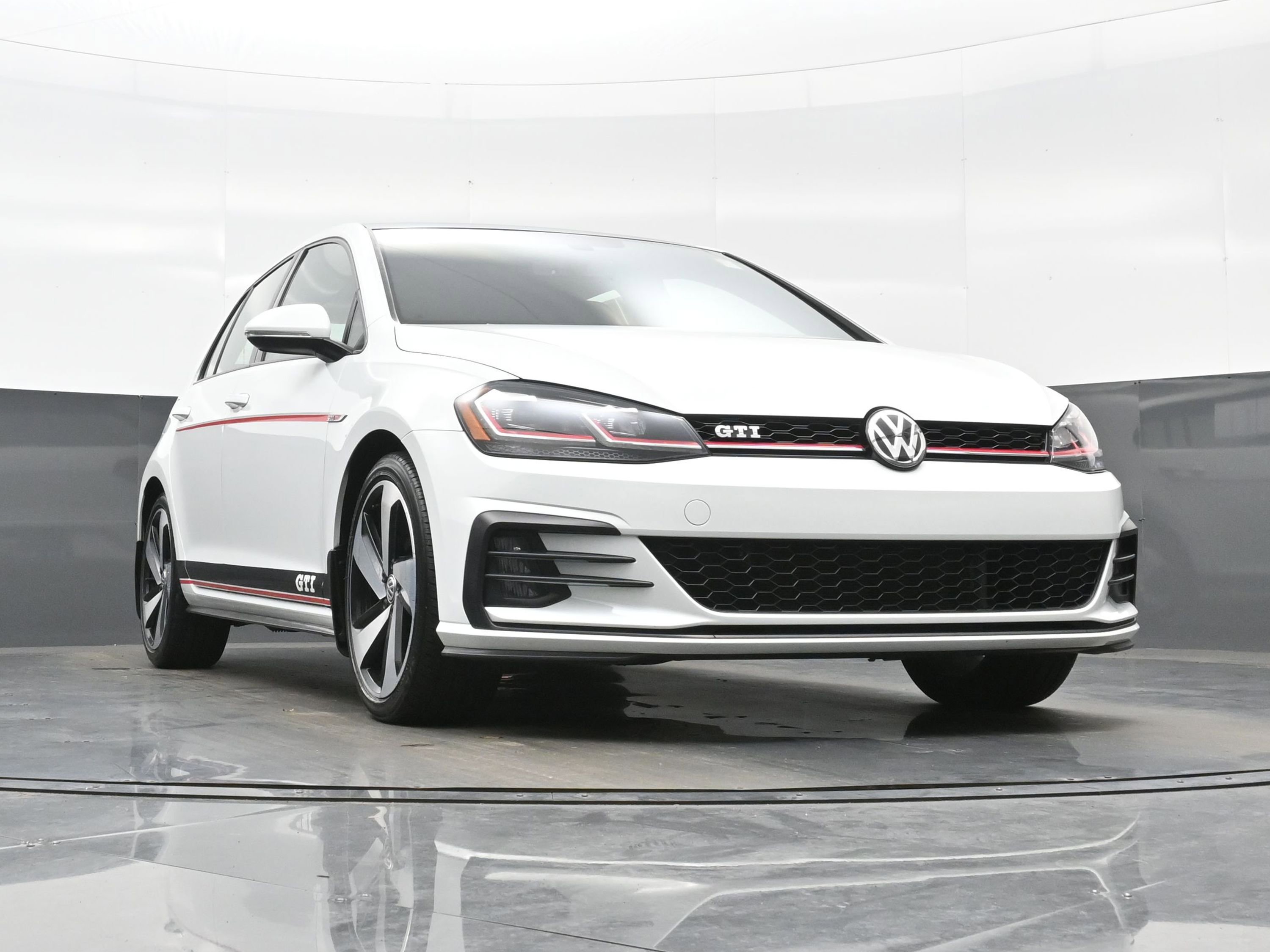Used 2018 Volkswagen GTI SE FWD image 32