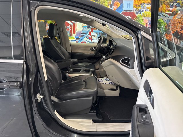 Used 2023 Chrysler Pacifica Touring-L FWD image 49