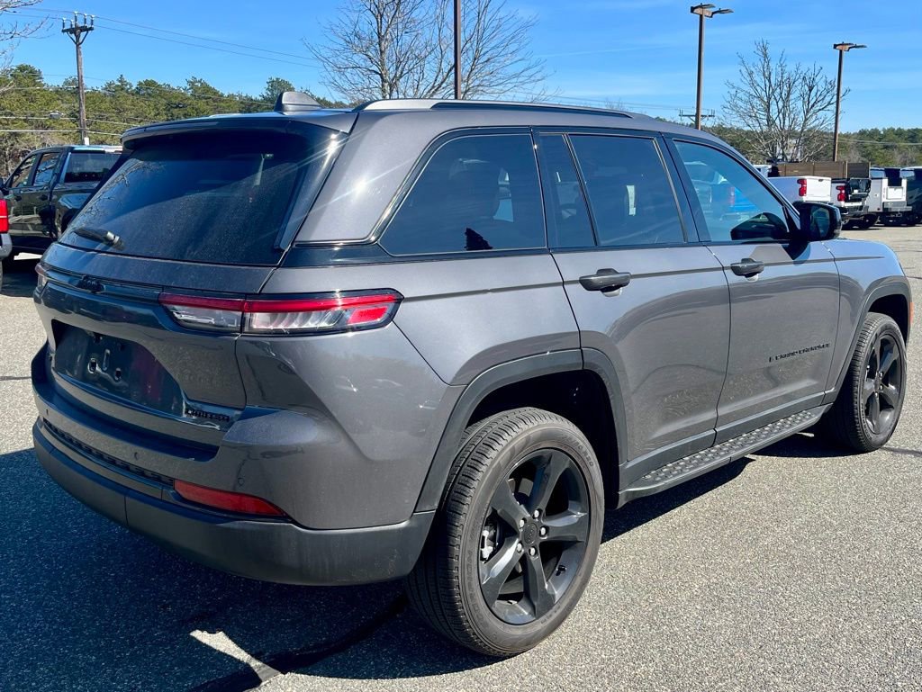 Used 2025 Jeep Grand Cherokee Limited w/ Black Appearance Package image 6