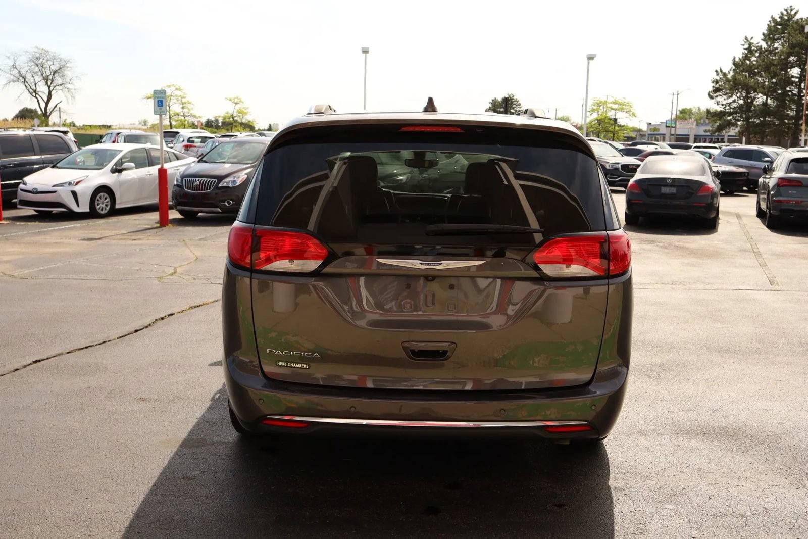 Used 2018 Chrysler Pacifica Touring-L FWD image 6