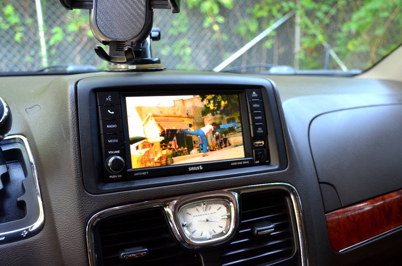 Used 2015 Chrysler Town & Country Touring-L w/ Driver Convenience Group FWD image 19