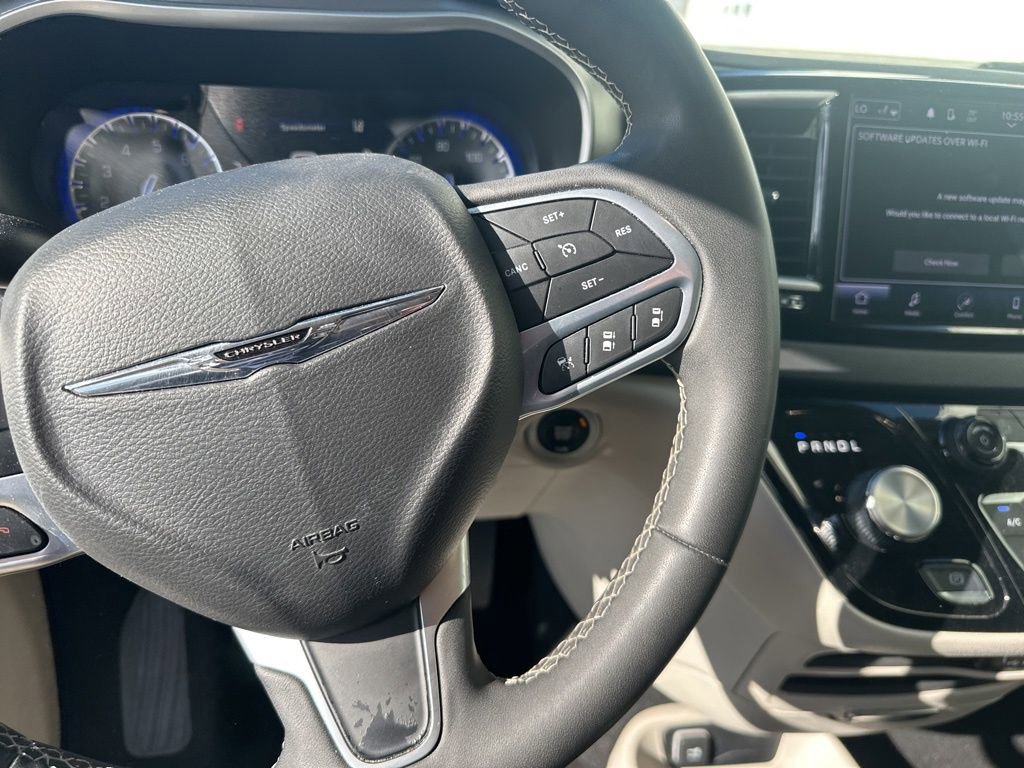 Used 2023 Chrysler Pacifica Touring-L image 14