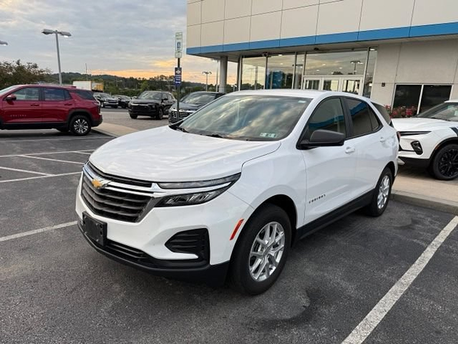 Certified 2024 Chevrolet Equinox LS w/ LS Convenience Package AWD/4WD image 4