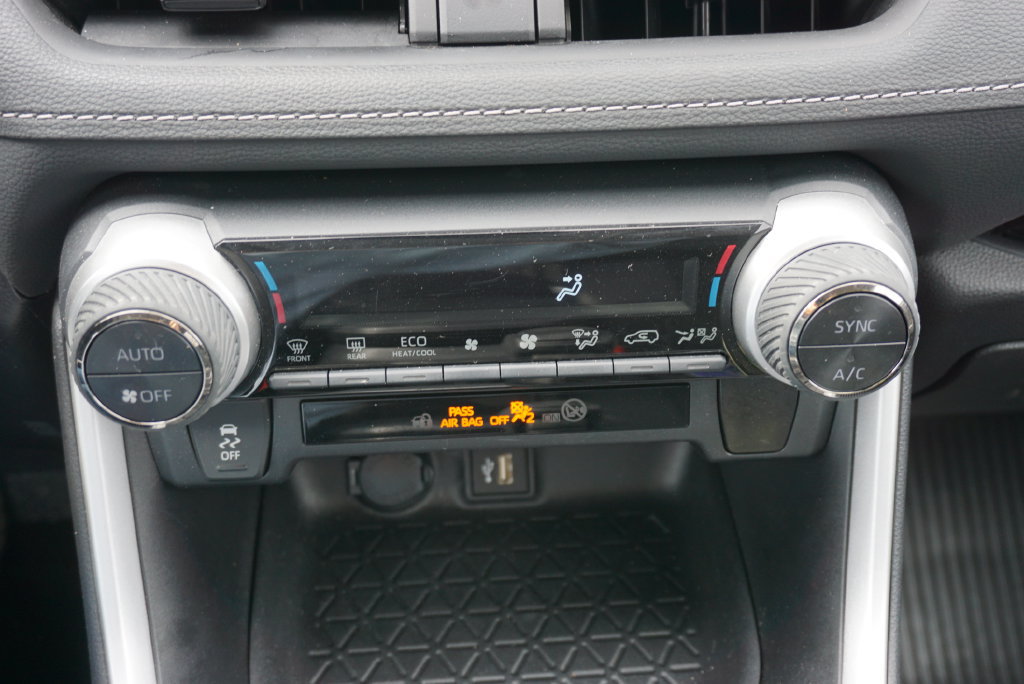Used 2024 Toyota RAV4 LE AWD/4WD image 18