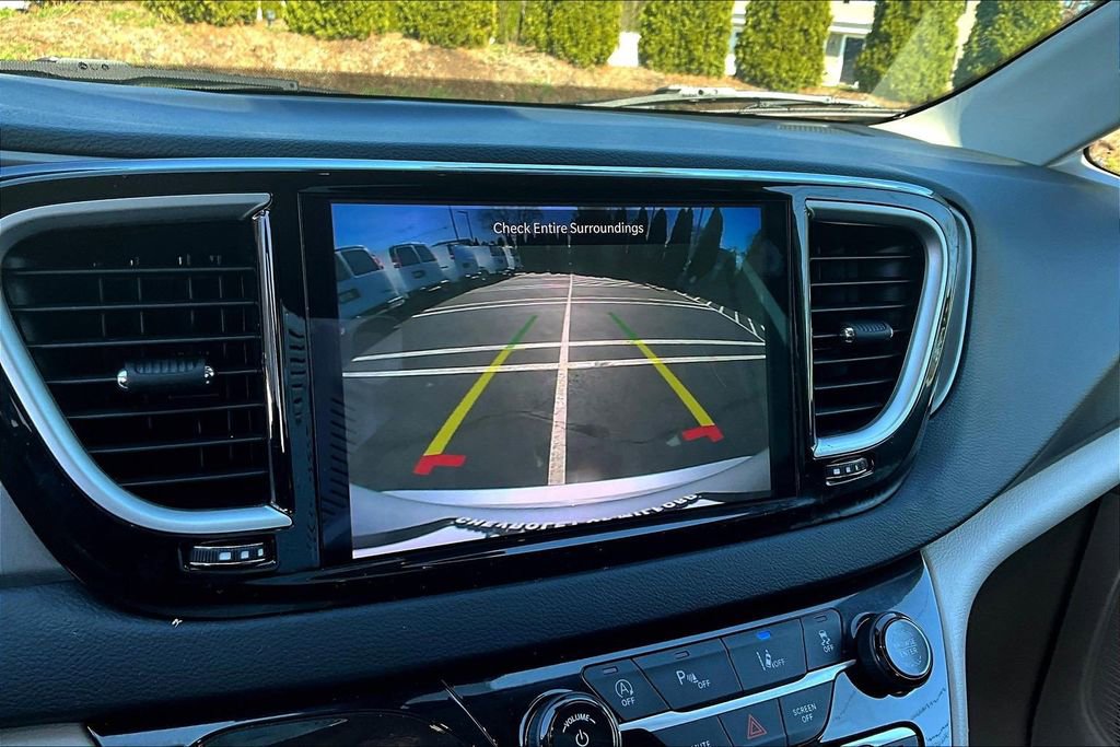 Used 2023 Chrysler Pacifica Touring-L image 14
