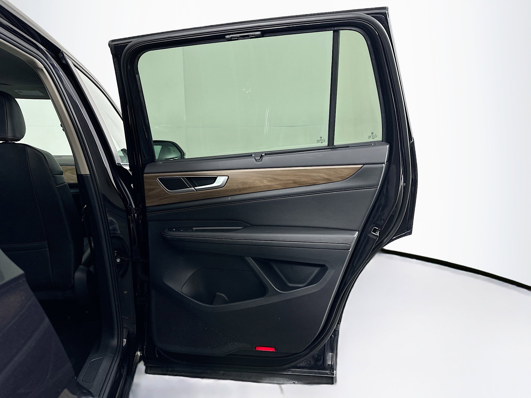 Used 2025 Volkswagen Atlas SE image 31