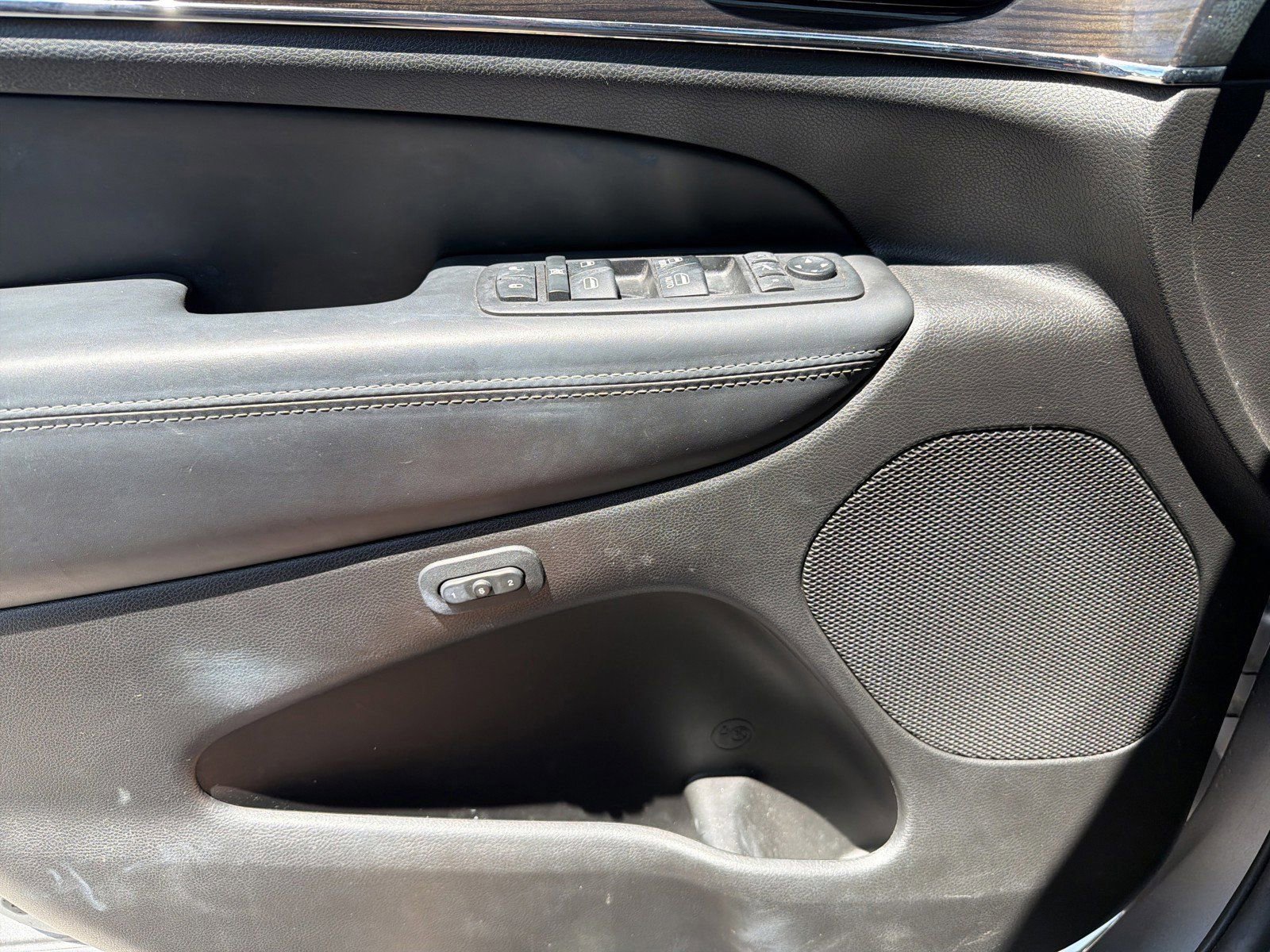 Used 2019 Jeep Grand Cherokee Overland AWD/4WD image 26