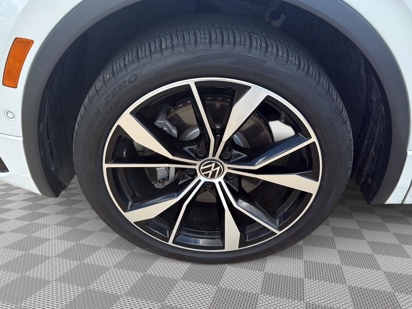 Used 2024 Volkswagen Tiguan SEL R-Line w/ MDO Package, Two-Row image 9