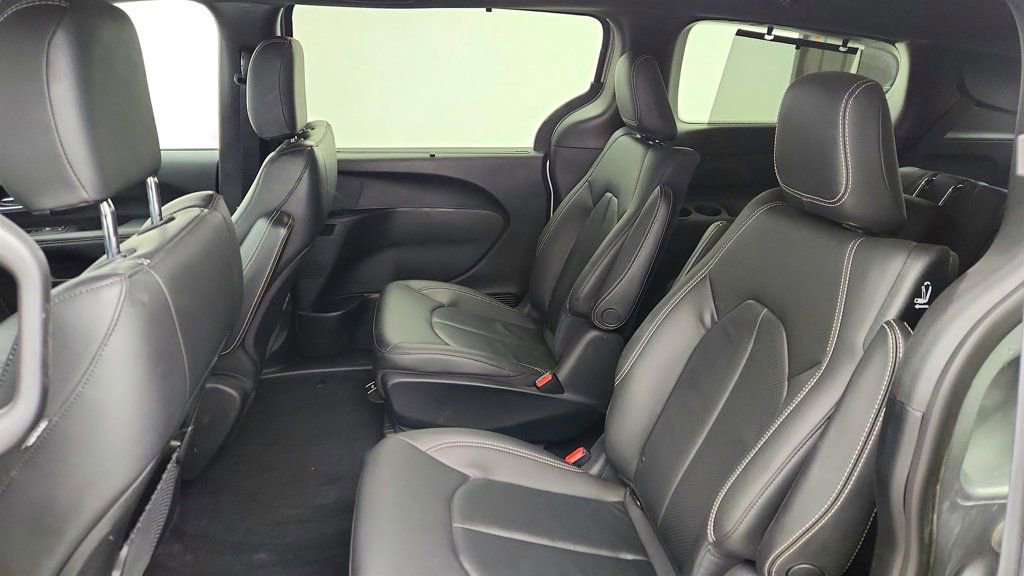 Used 2020 Chrysler Pacifica Touring-L w/ S Appearance Package image 23
