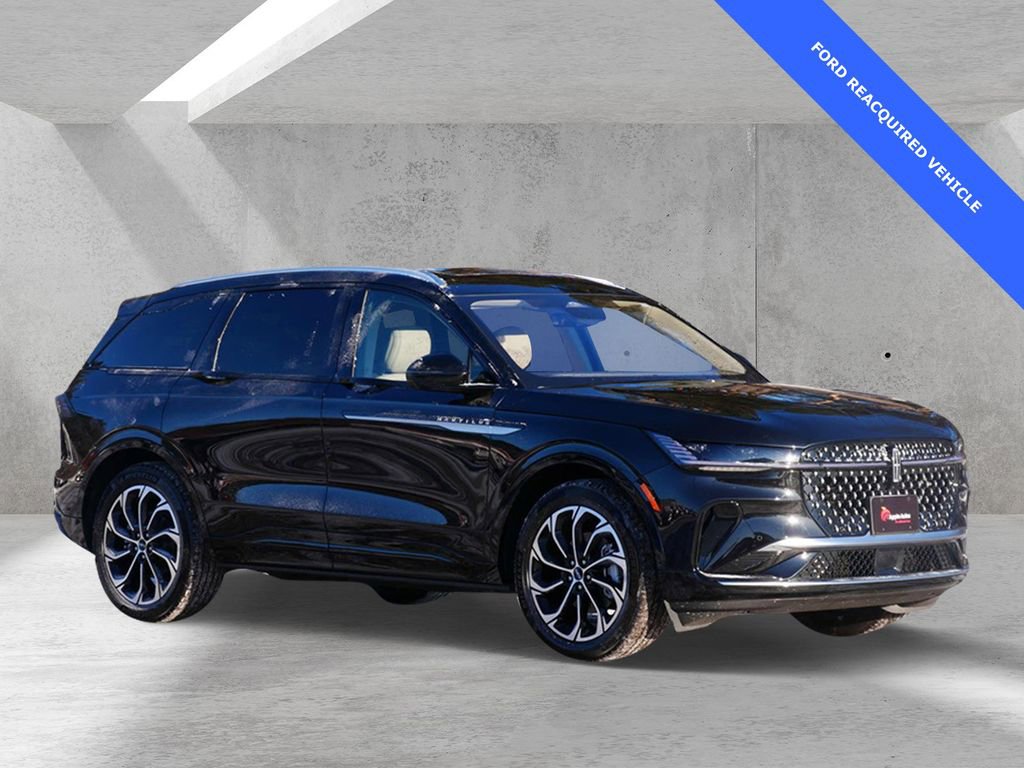 Used 2025 Lincoln Nautilus Reserve image 1