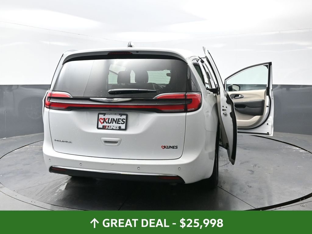 Used 2024 Chrysler Pacifica Touring-L image 60