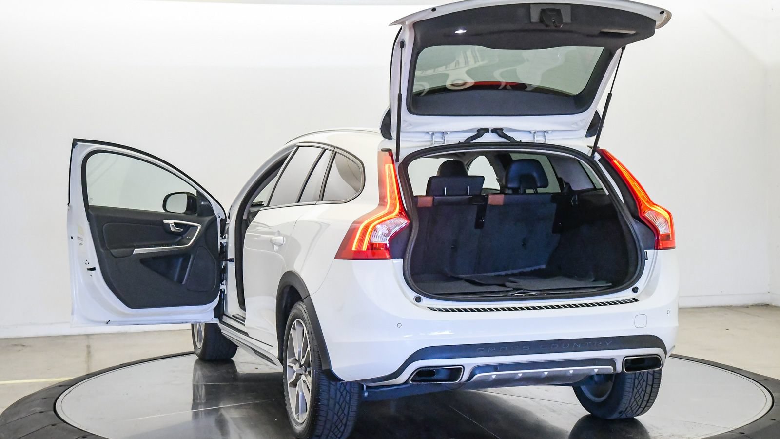 Used 2018 Volvo V60 T5 Cross Country AWD/4WD image 28
