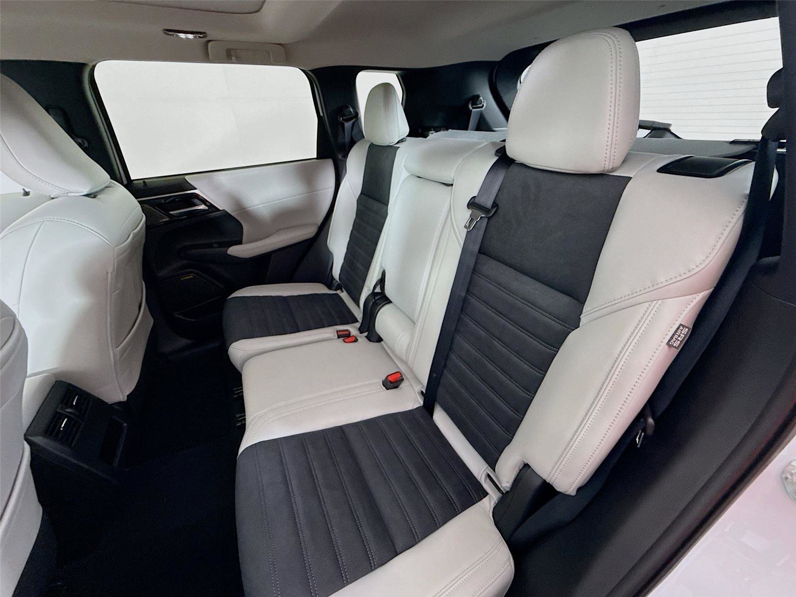 New 2026 Mitsubishi Outlander SE image 23