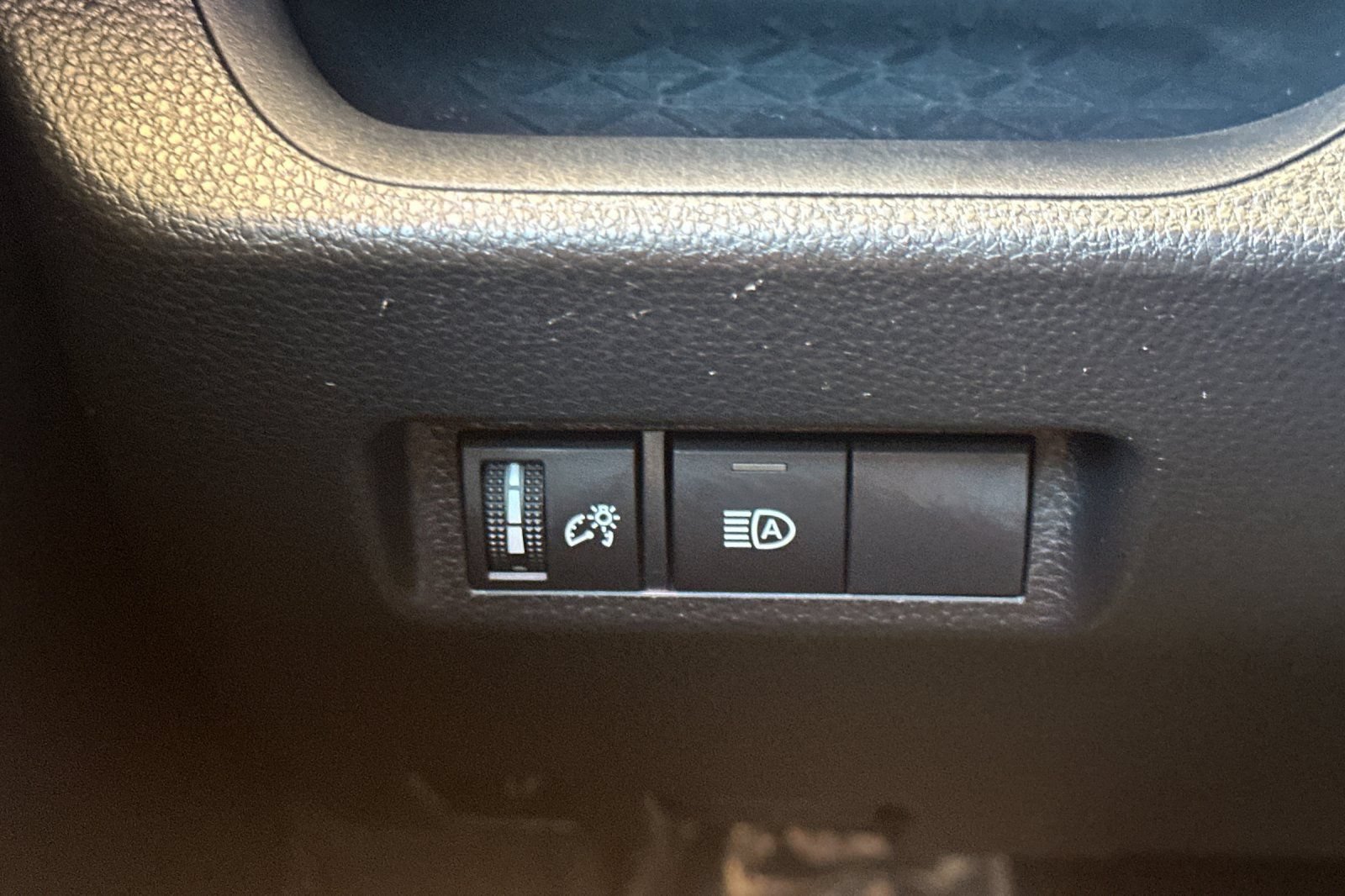 Used 2025 Toyota RAV4 XLE AWD/4WD image 31