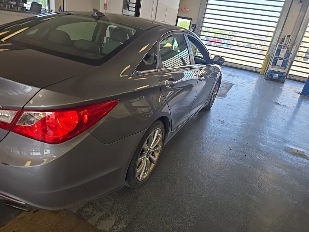 Used 2012 Hyundai Sonata SE FWD image 2