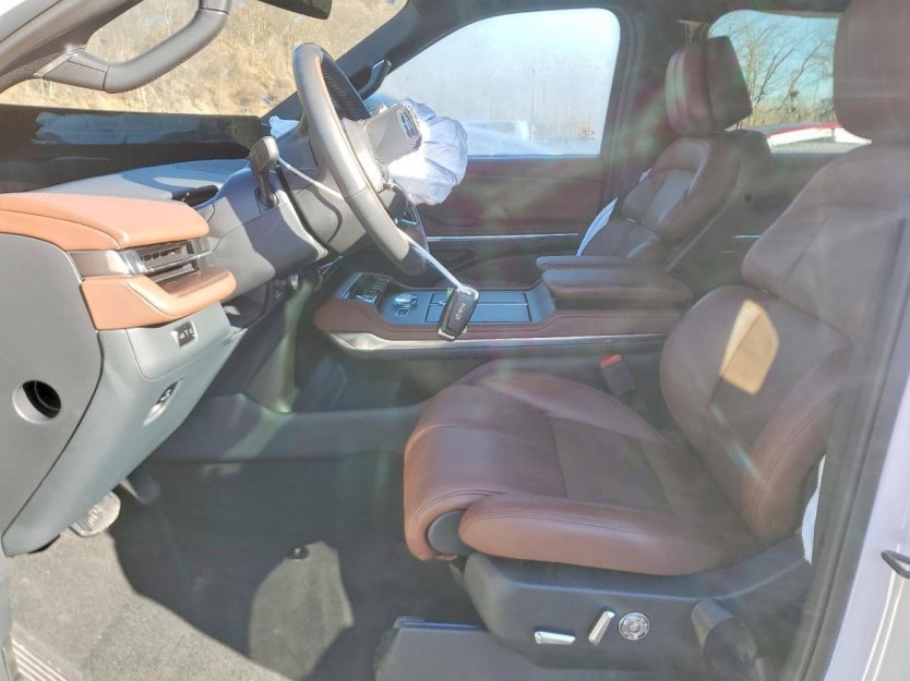 Used 2025 Lincoln Navigator Reserve image 6