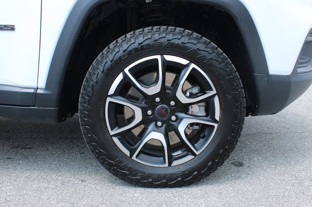 Used 2025 Jeep Compass Trailhawk w/ Trailhawk Convenience Group AWD/4WD image 36
