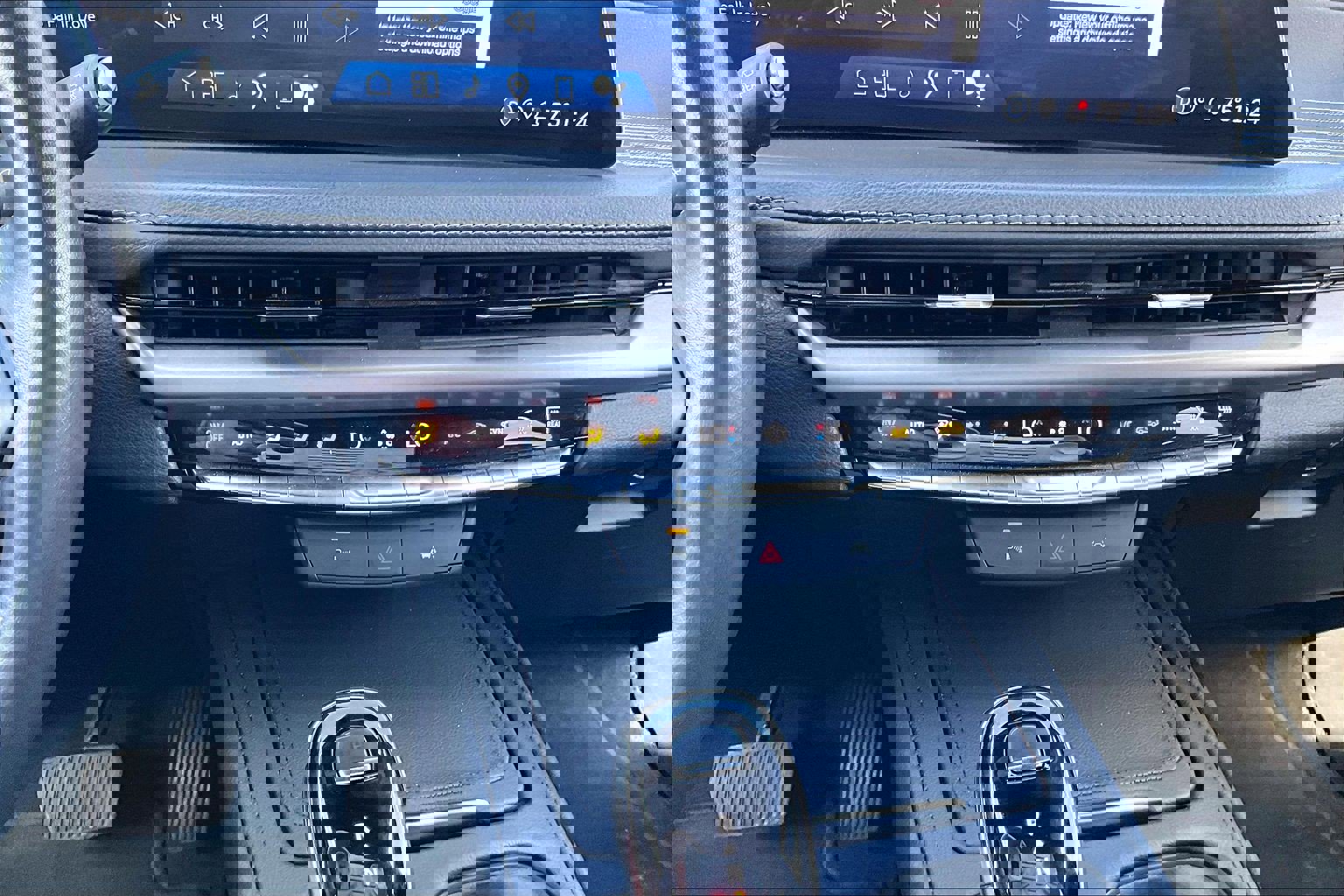 Used 2024 Cadillac XT4 Premium Luxury image 15