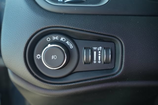 Used 2022 Jeep Renegade Latitude AWD/4WD image 34