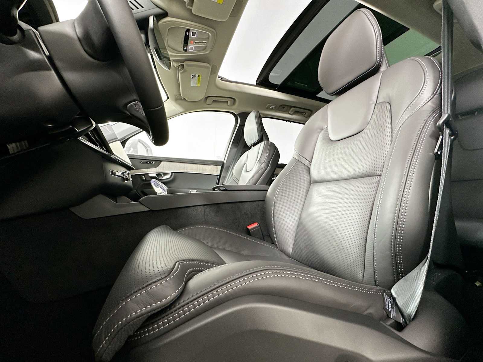 Used 2025 Volvo XC90 T8 Ultra w/ Protection Package Premier image 18