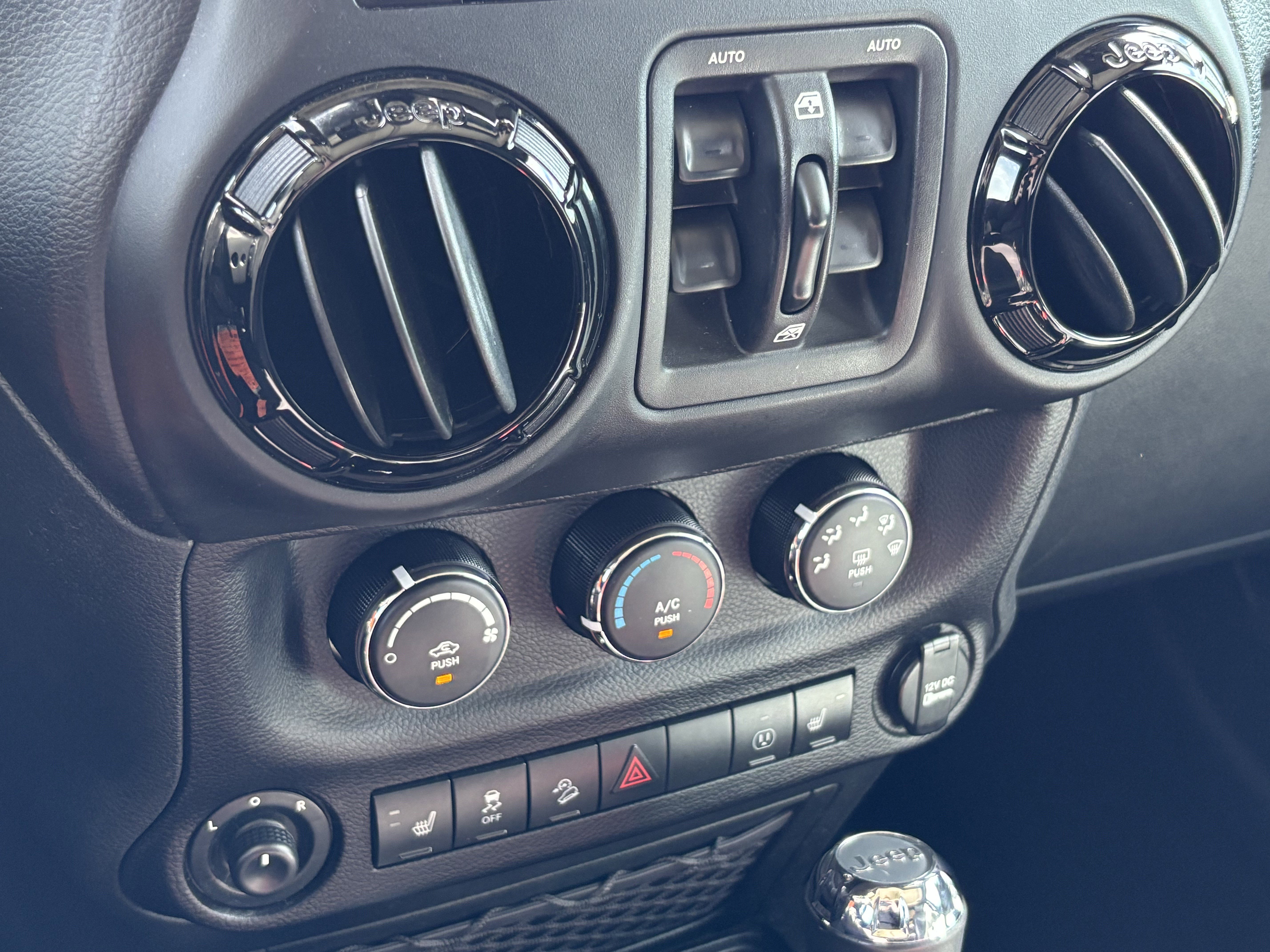 Used 2017 Jeep Wrangler Unlimited Sahara image 29