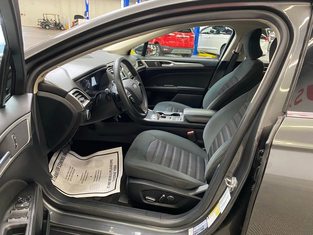 Used 2018 Ford Fusion SE w/ Fusion SE Technology Package FWD image 16