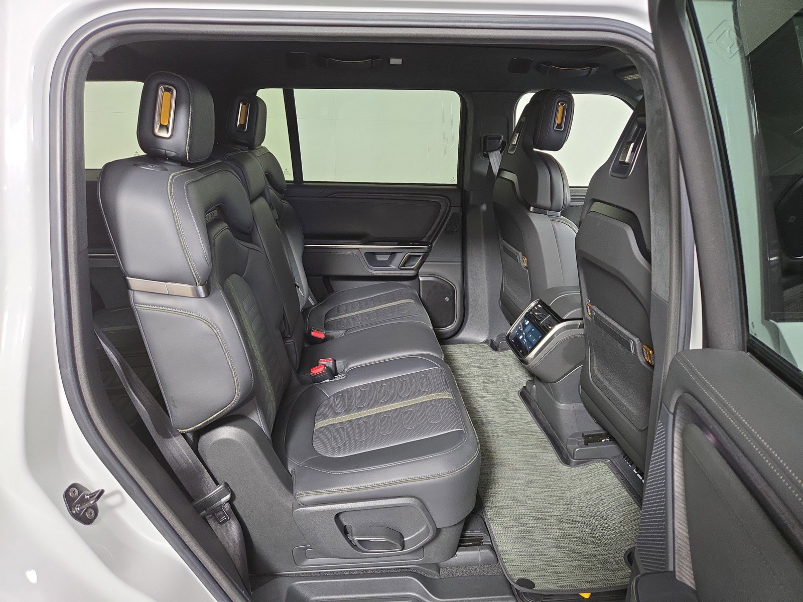 Used 2024 Rivian R1S Adventure AWD/4WD image 23