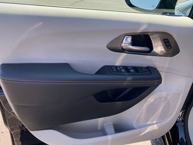 Used 2024 Chrysler Pacifica Touring-L FWD image 16