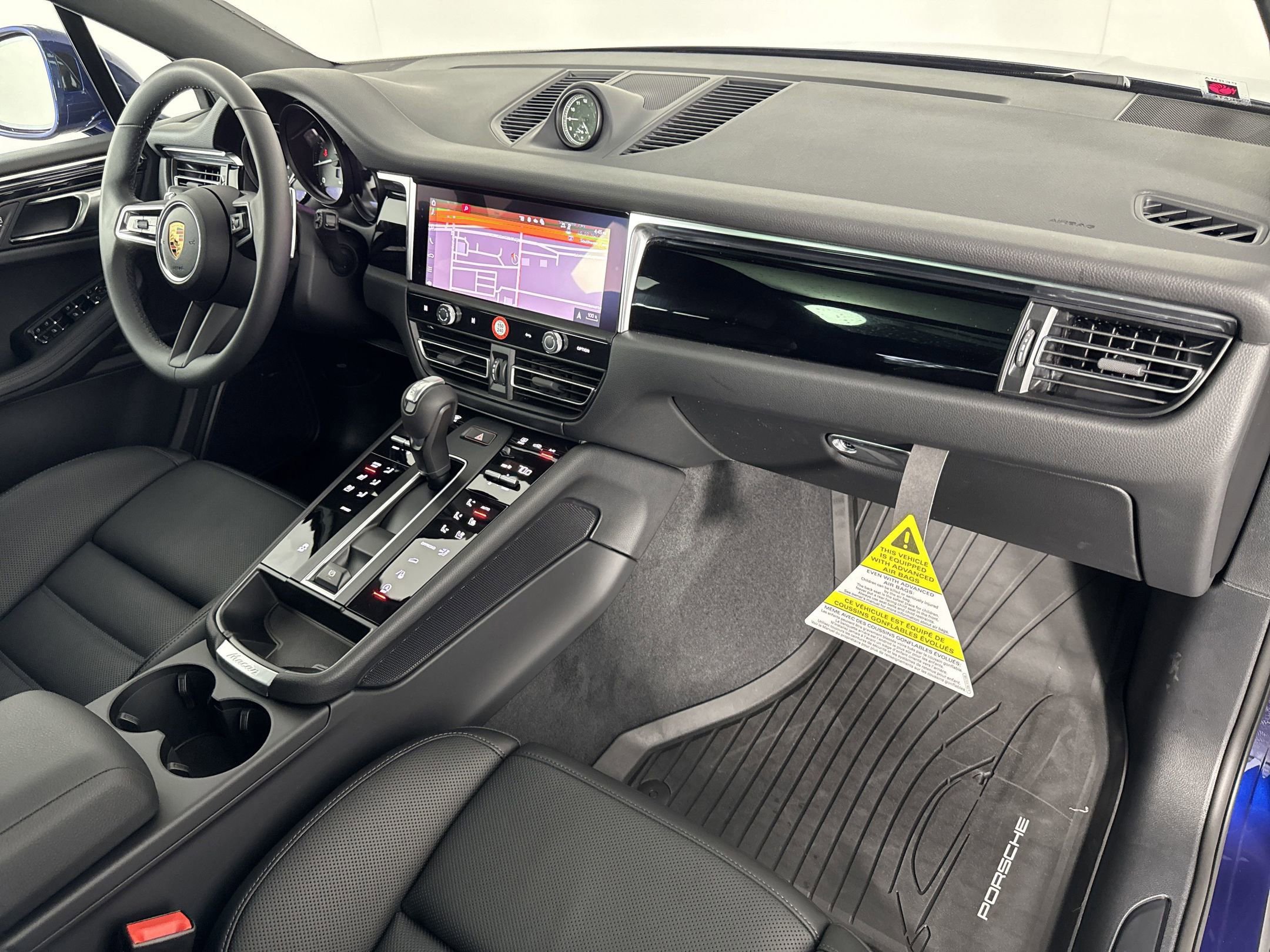 Certified 2025 Porsche Macan AWD/4WD image 31