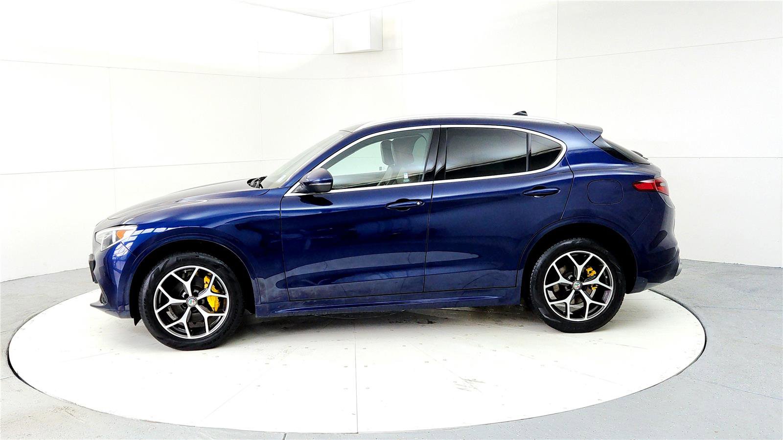 Used 2020 Alfa Romeo Stelvio Ti w/ Active Blind Spot Package AWD/4WD image 3