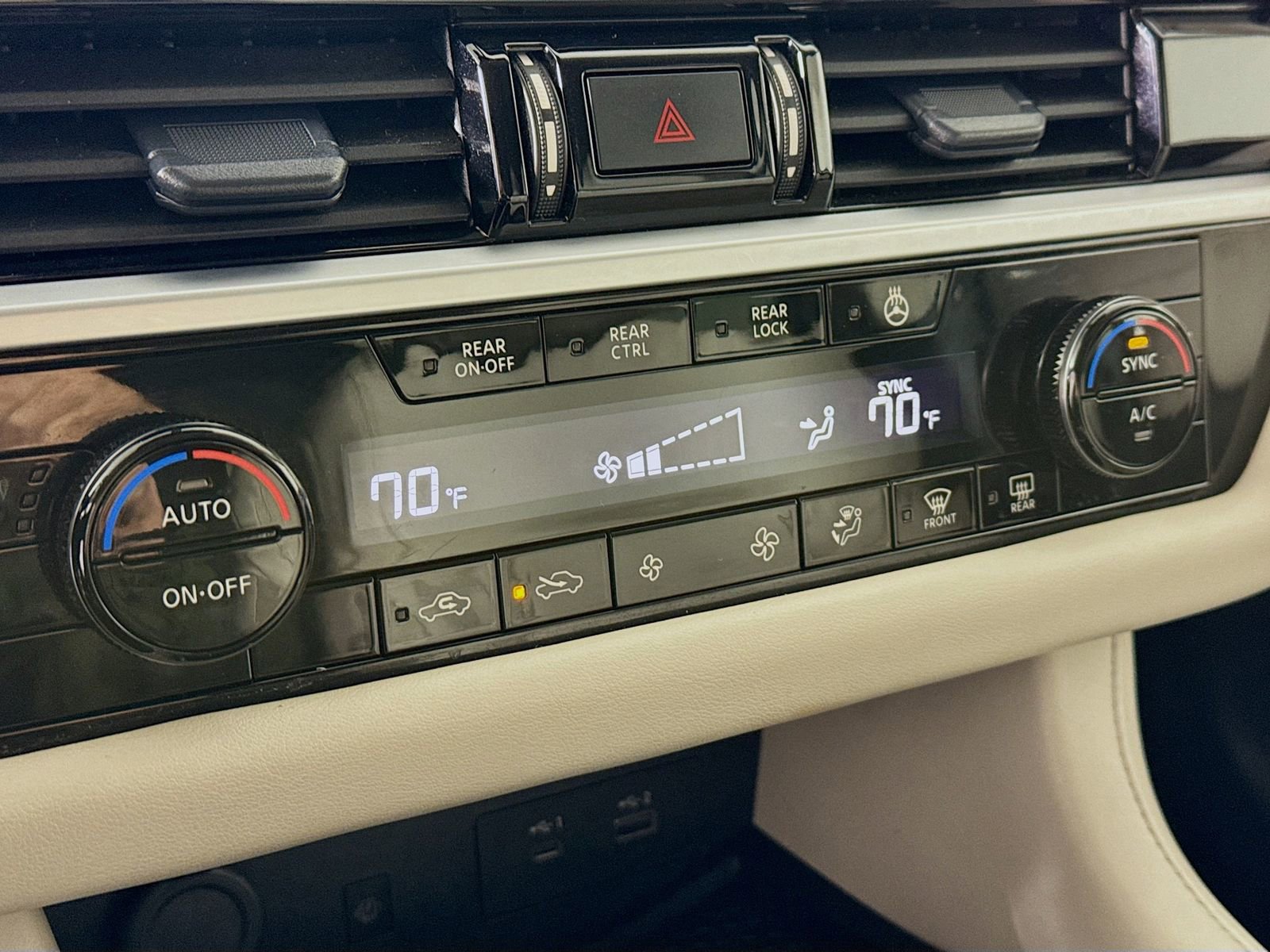 Used 2025 Nissan Pathfinder SL w/ Cargo Package image 12