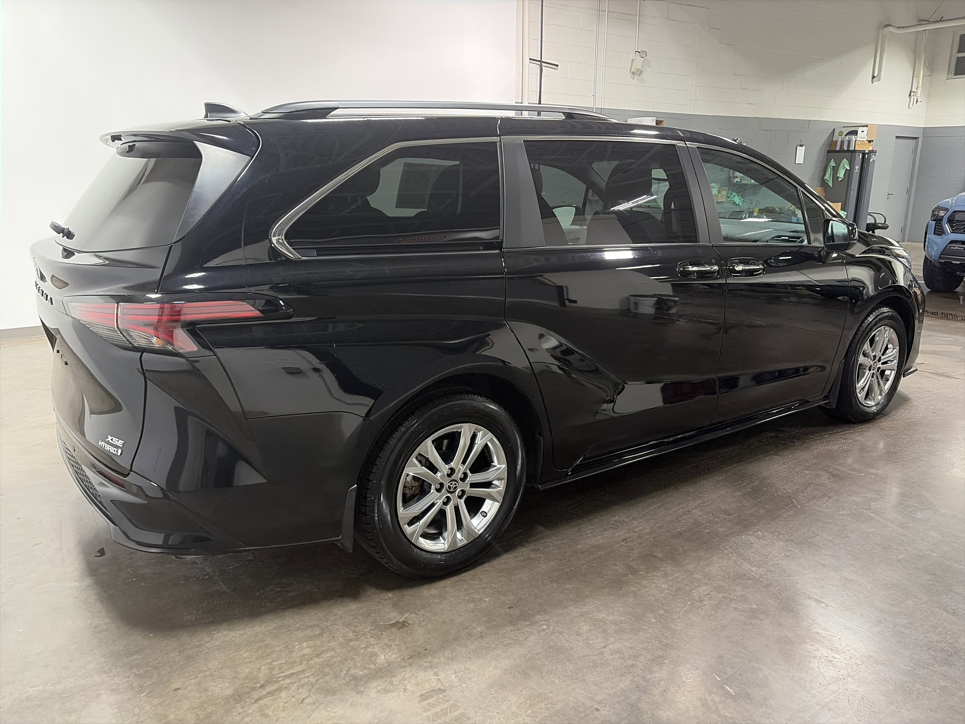 Used 2023 Toyota Sienna XSE w/ XSE Plus Package image 3