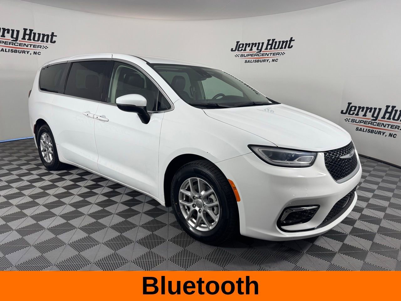 Used 2023 Chrysler Pacifica Touring-L image 7