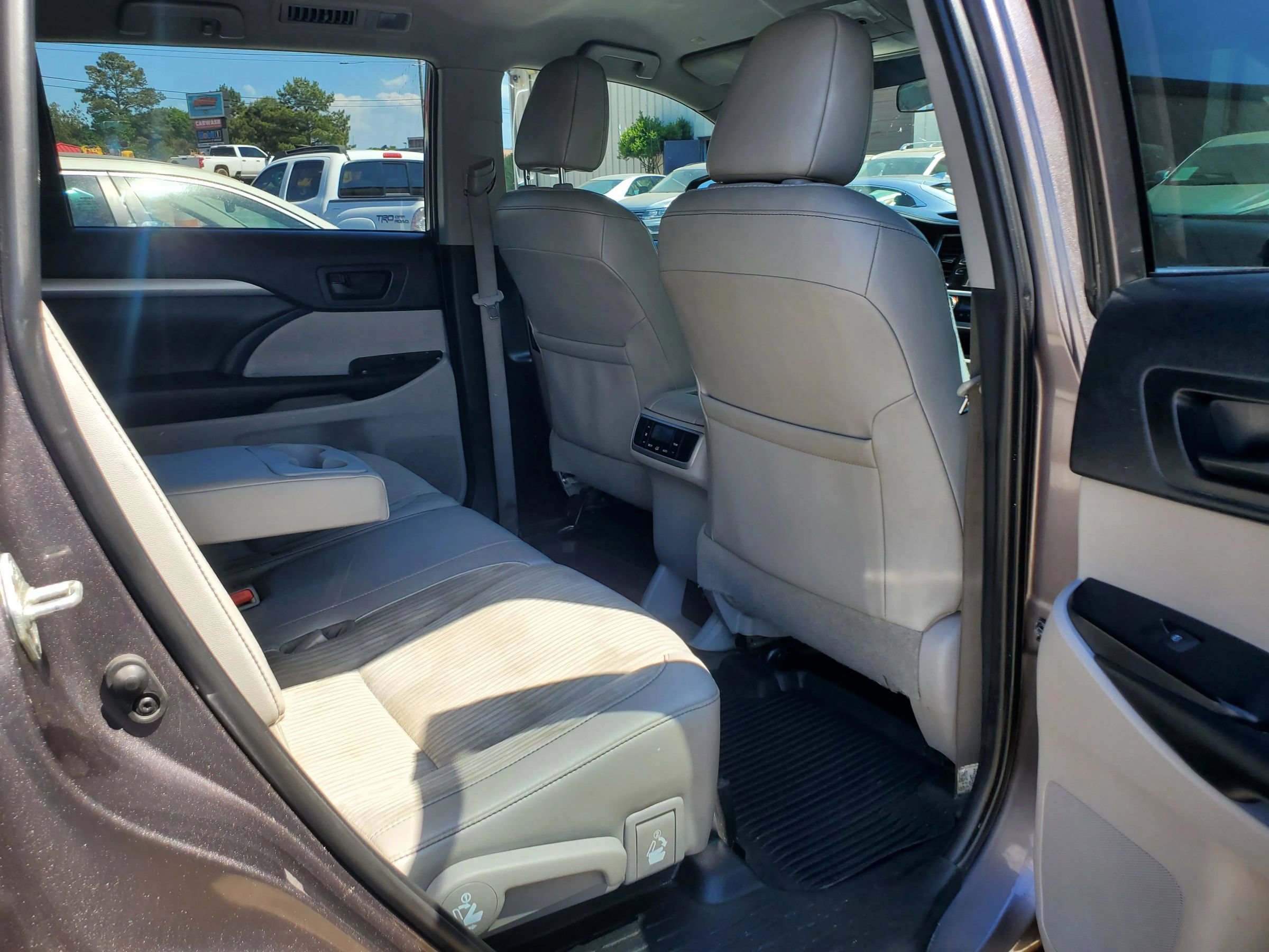 Used 2019 Toyota Highlander Plus FWD image 33