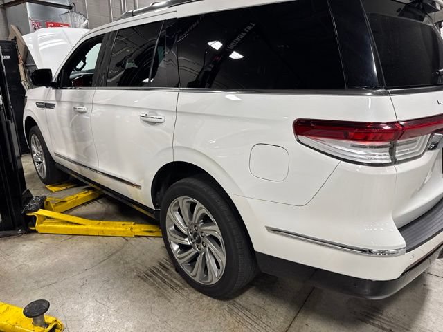 Certified 2024 Lincoln Navigator Premiere AWD/4WD image 6