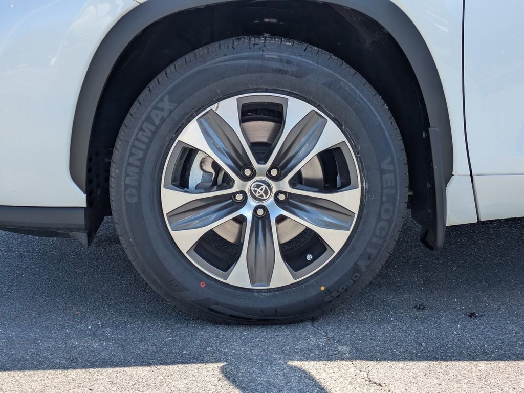 Used 2022 Toyota Highlander XLE AWD/4WD image 10