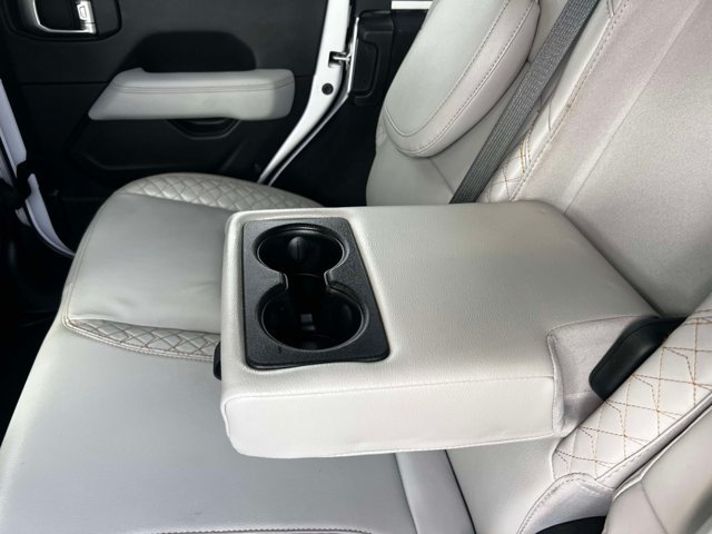 Used 2022 Jeep Wrangler Unlimited Sahara AWD/4WD image 11