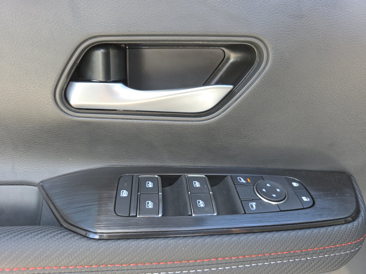 New 2026 Nissan Kicks SR AWD/4WD image 27