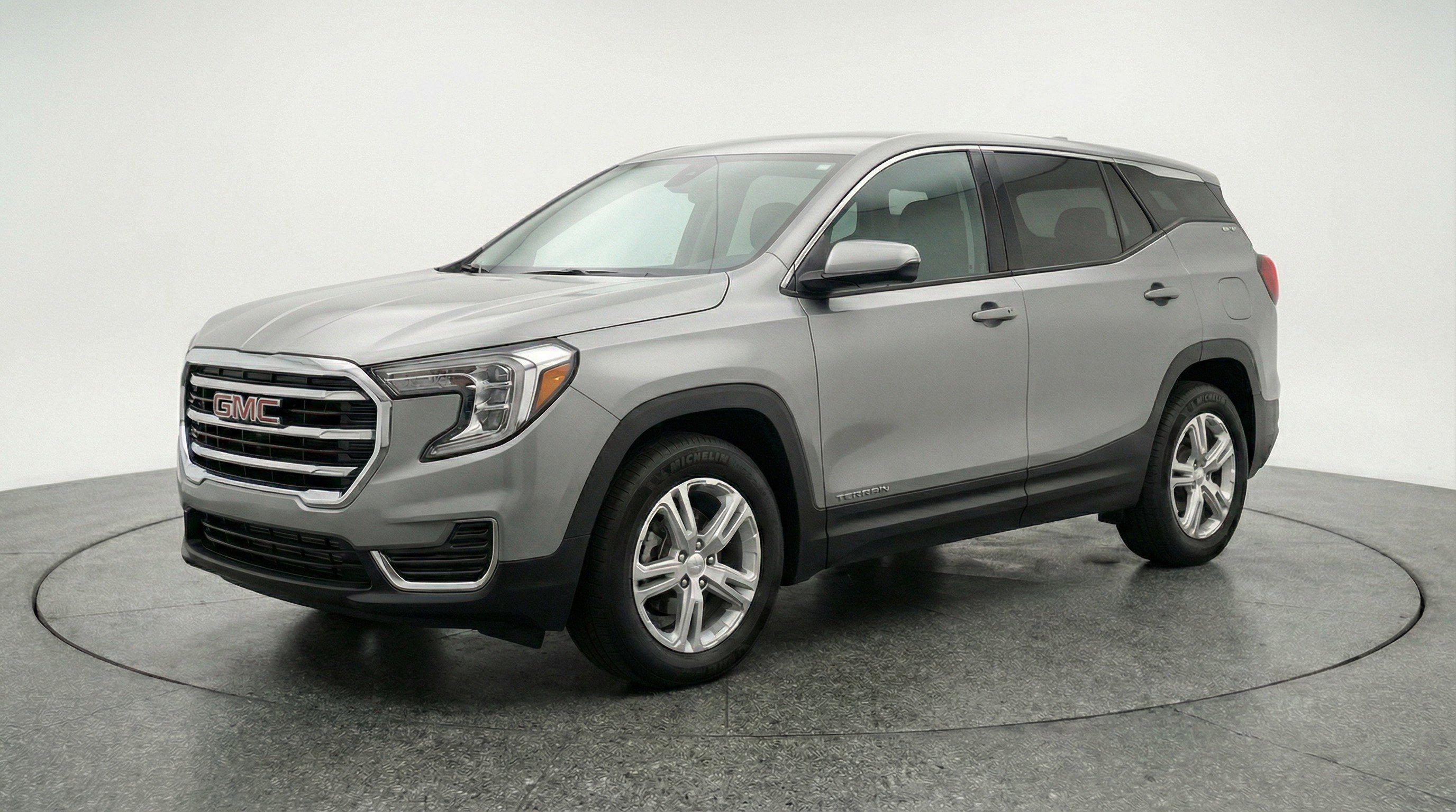 Used 2024 GMC Terrain SLE image 3
