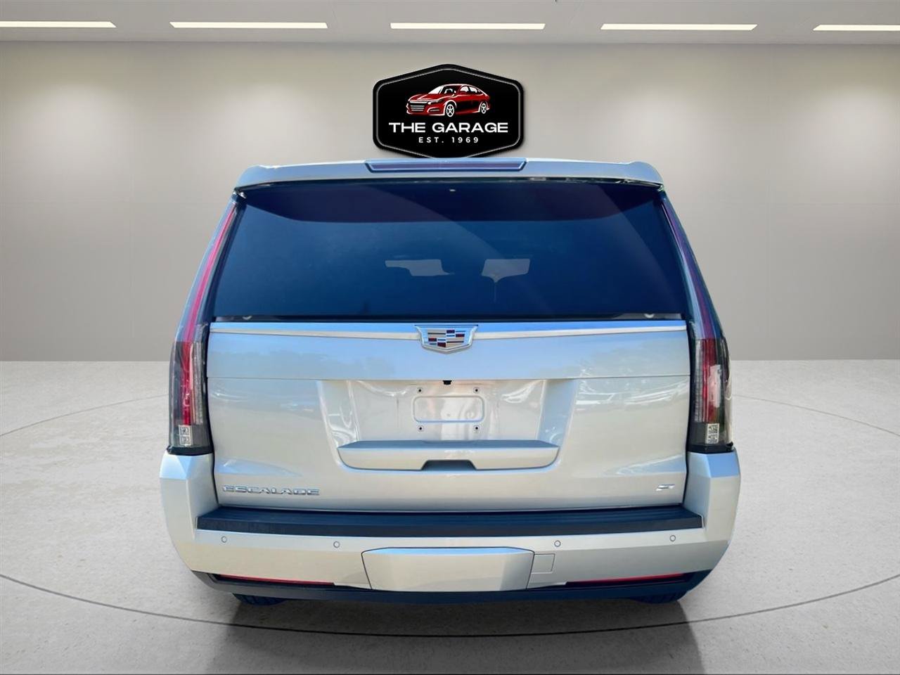Used 2015 Cadillac Escalade Platinum AWD/4WD image 3