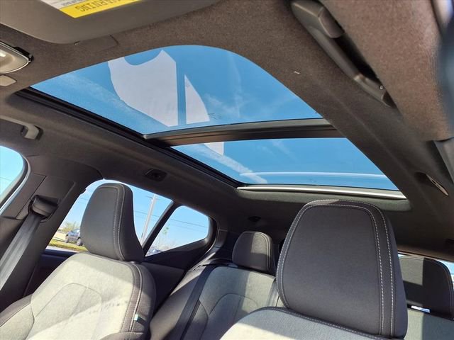 Used 2025 Volvo XC40 B5 Core image 6