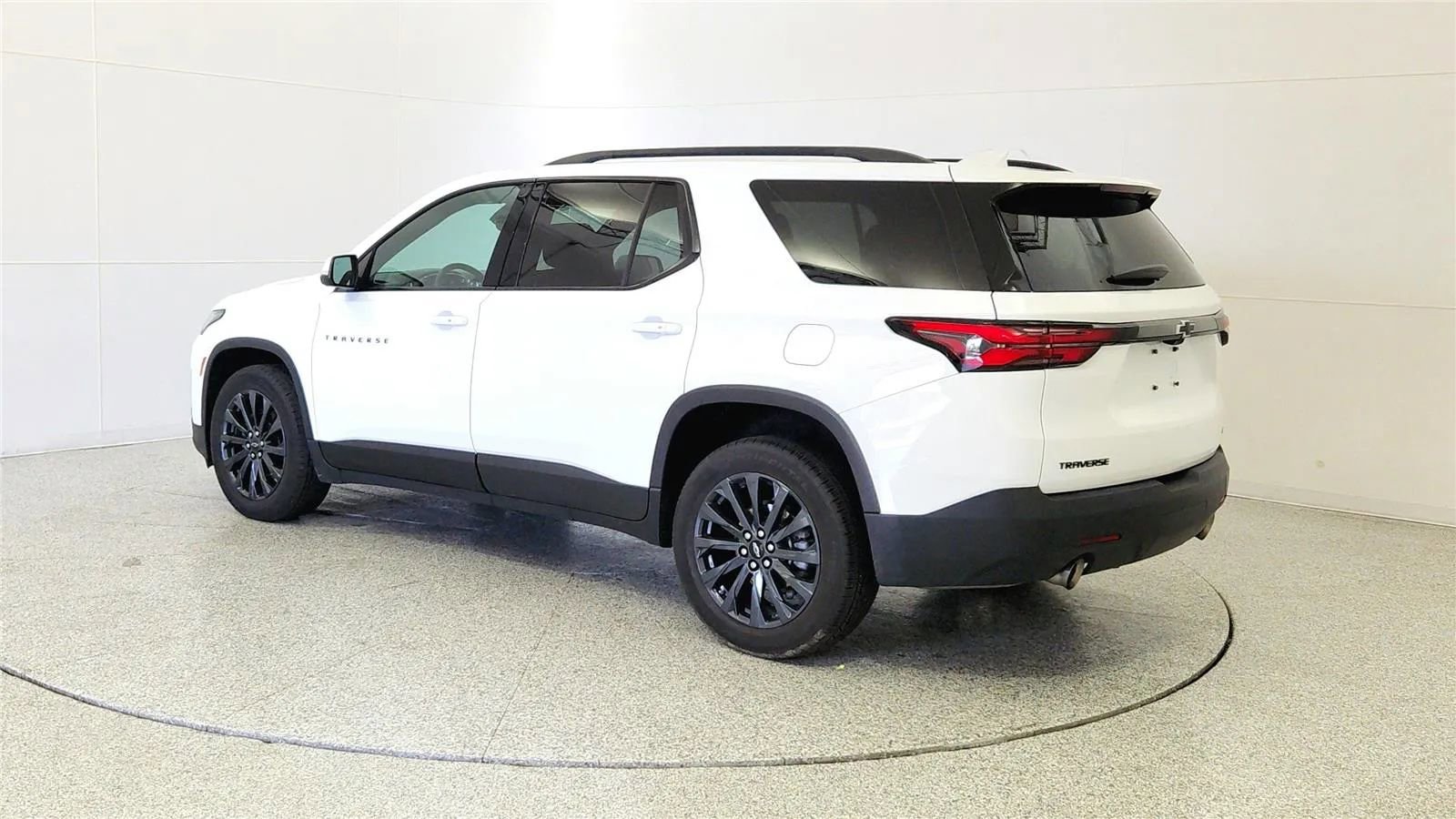 Used 2023 Chevrolet Traverse RS FWD image 5